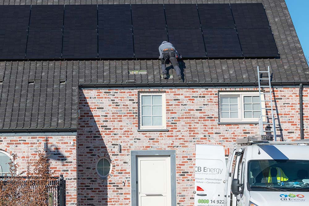 pos e de panneaux solaires